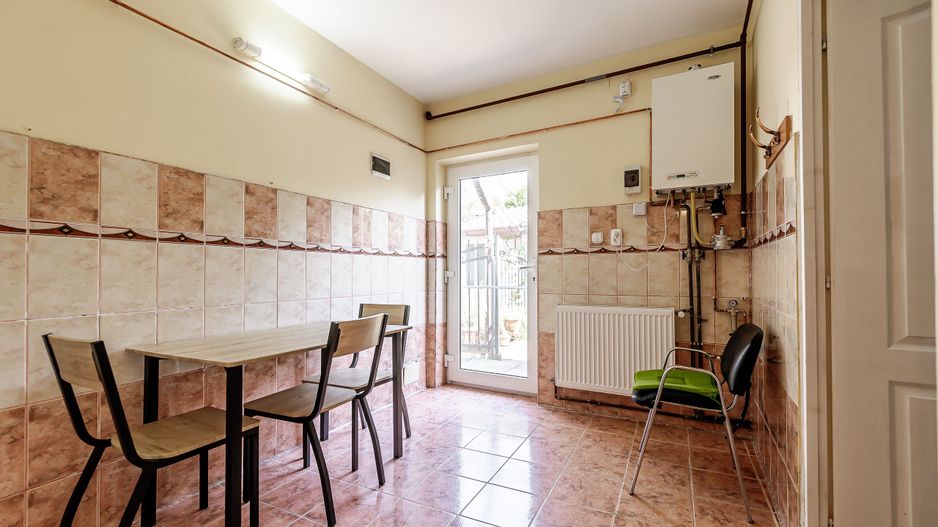 De închiriat apartament cu o cameră și curte interioară - Poză 5