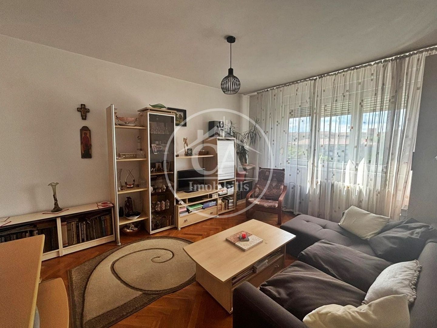 Apartament de vanzare cu 3 camere in zona Dacia Oradea - Poză 1