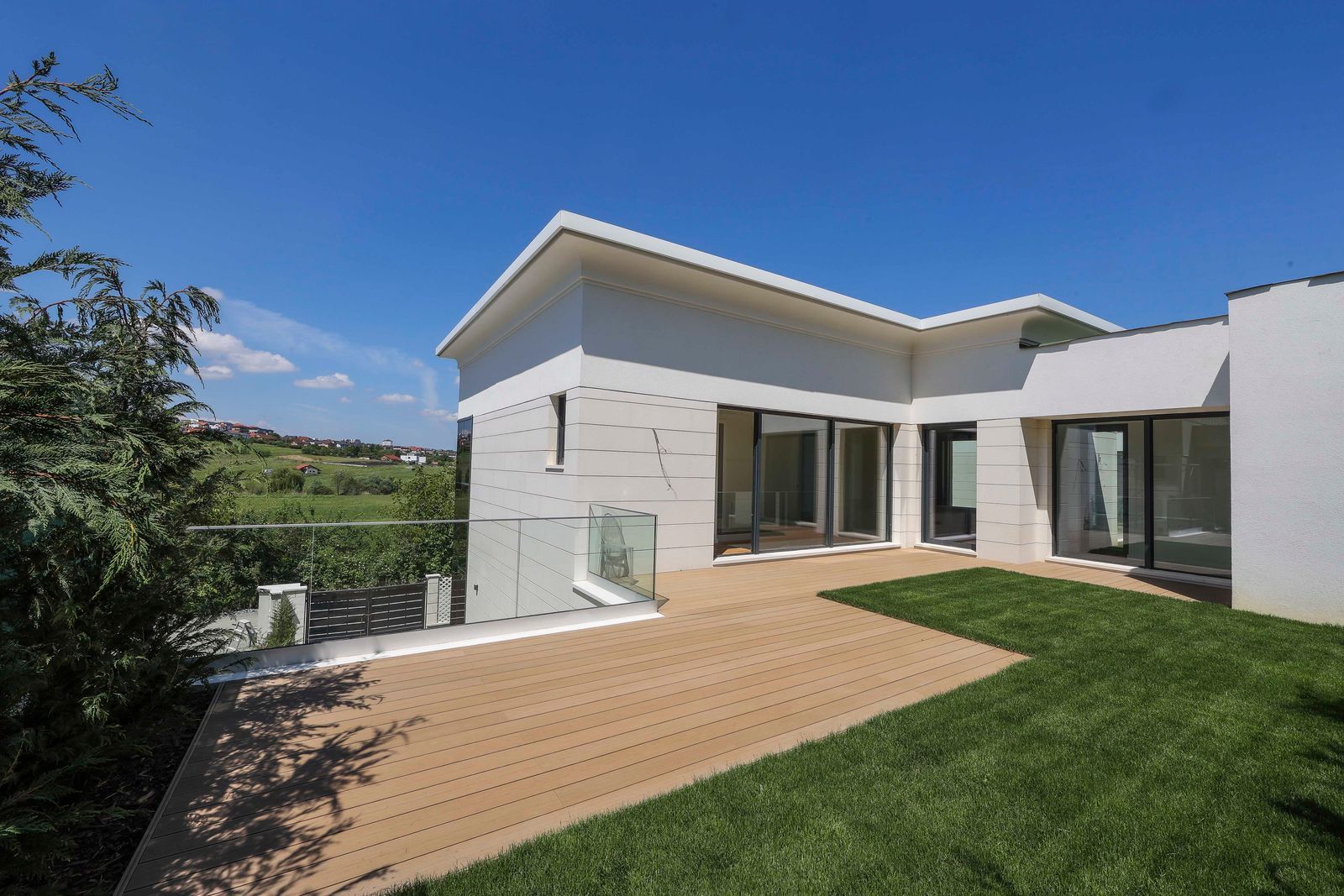 Vila in ansamblu exclusivist cu finisaje si dotări premium - Poză 11