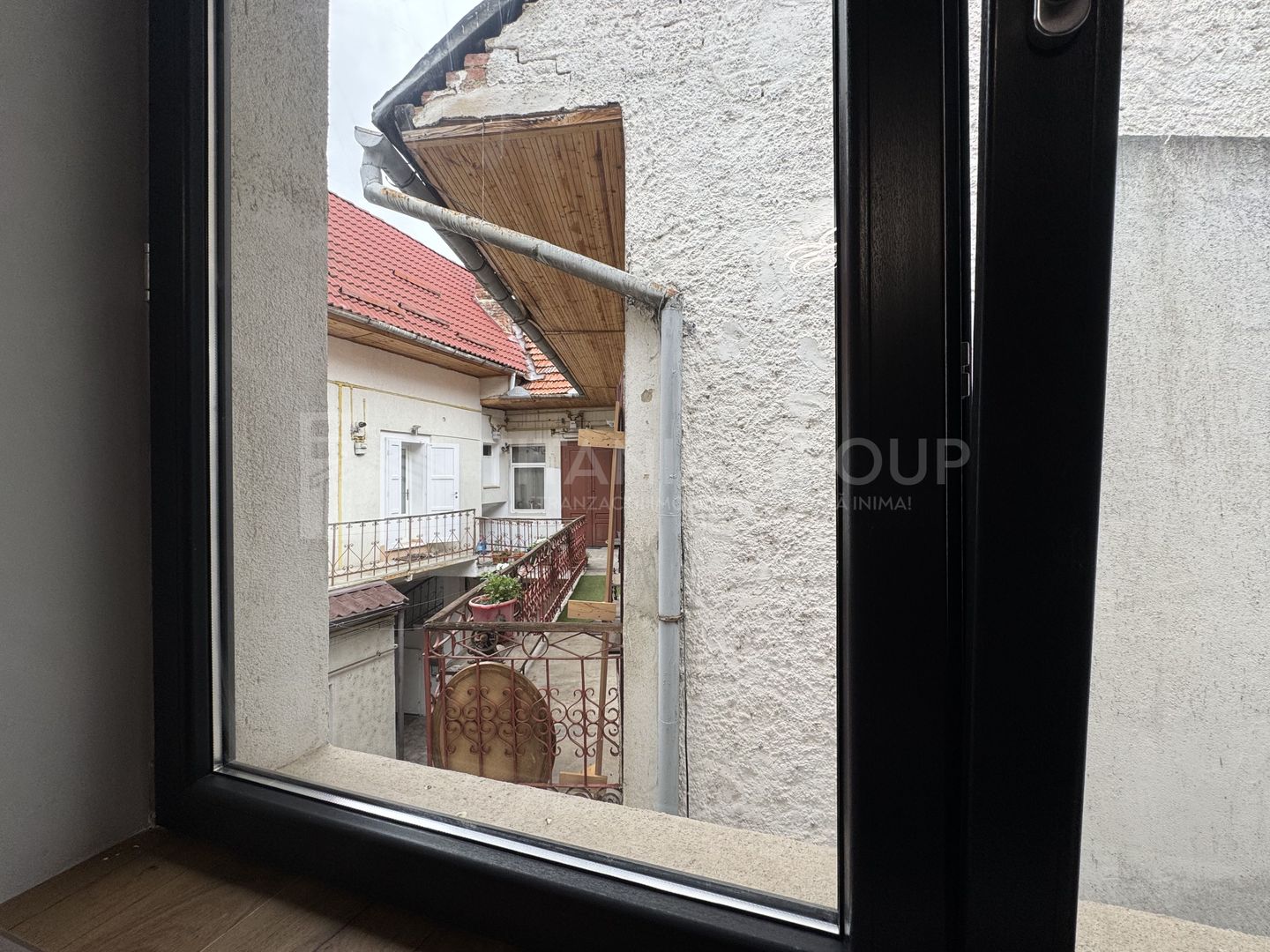 Garsonieră 42 mp complet renovata, zonă centrală, vis-a-vis Teatrul Dramatic - Poză 9