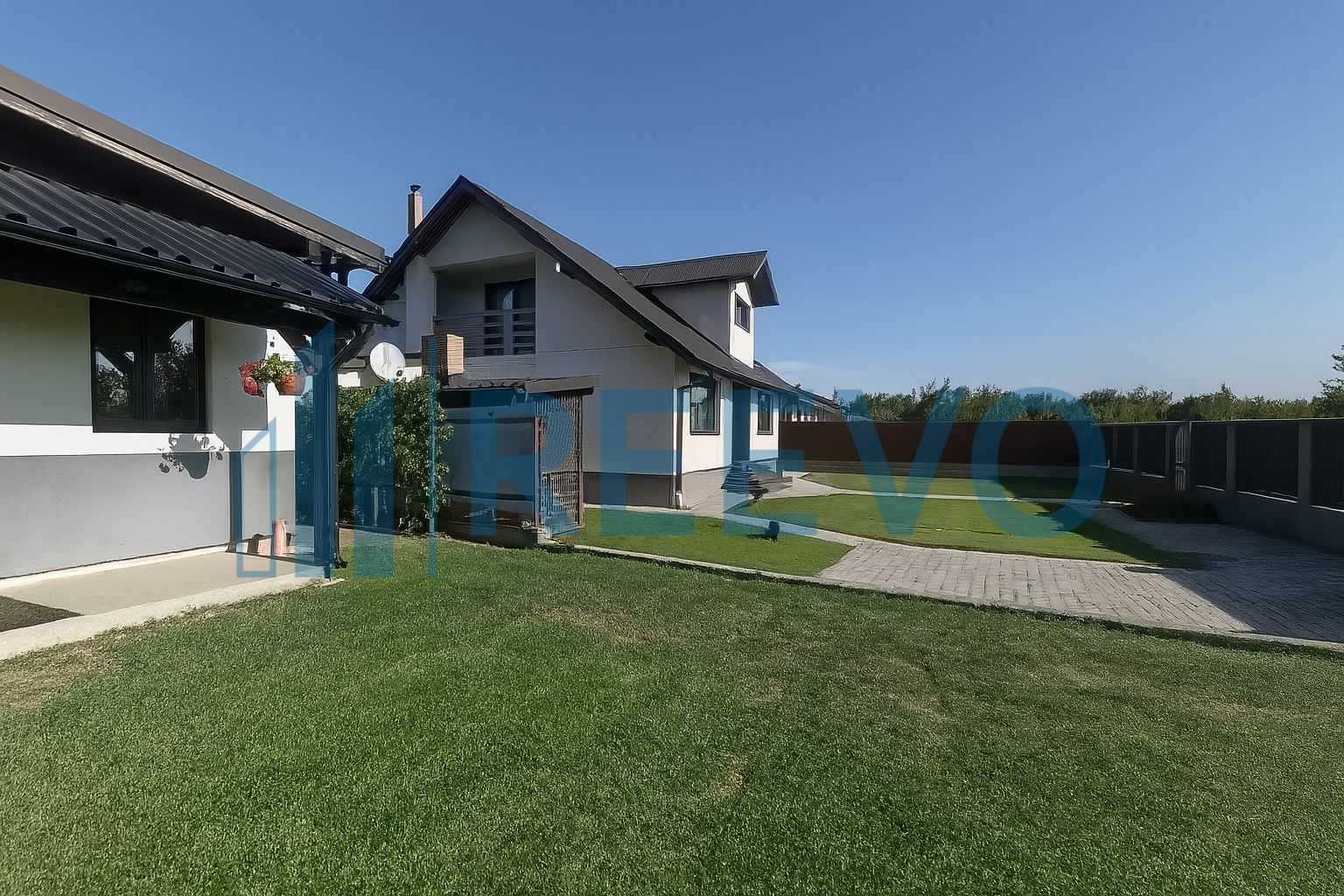 Proprietate Premium cu Două Case și Piscină în Hemeiuș - Poză 6