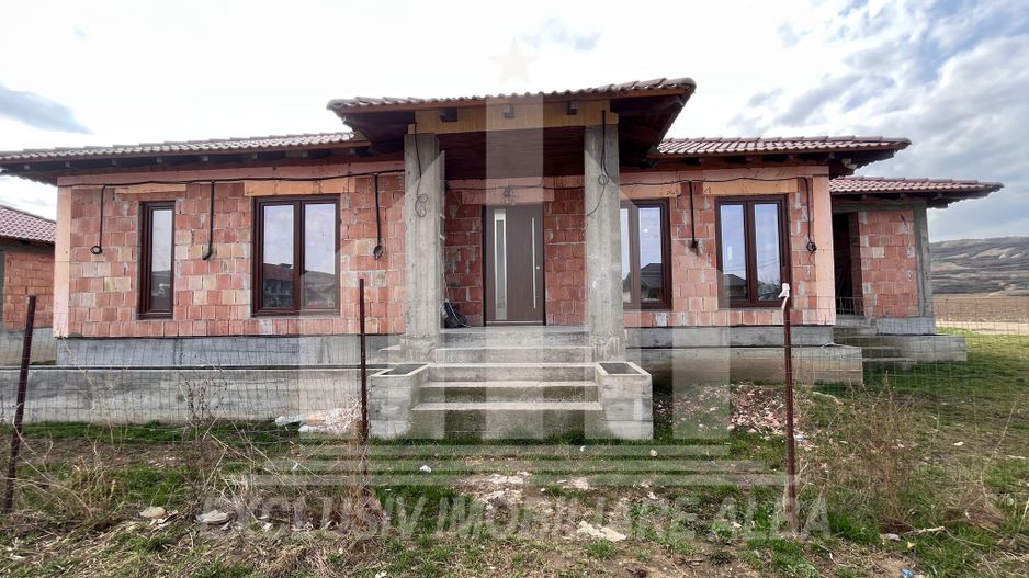 Casa individuala de vanzare, semifinisata in zona Sard - Poză 1