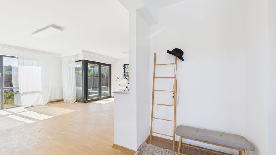 Casă modernă cu 3 dormitoare, curte și parcare – Corbeanca - Poză 2