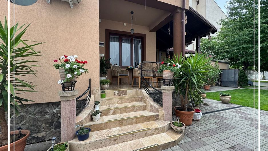 Vila renovat de vanzare D+P curte proprie 774 mp, semicentral Arad - Poză 1