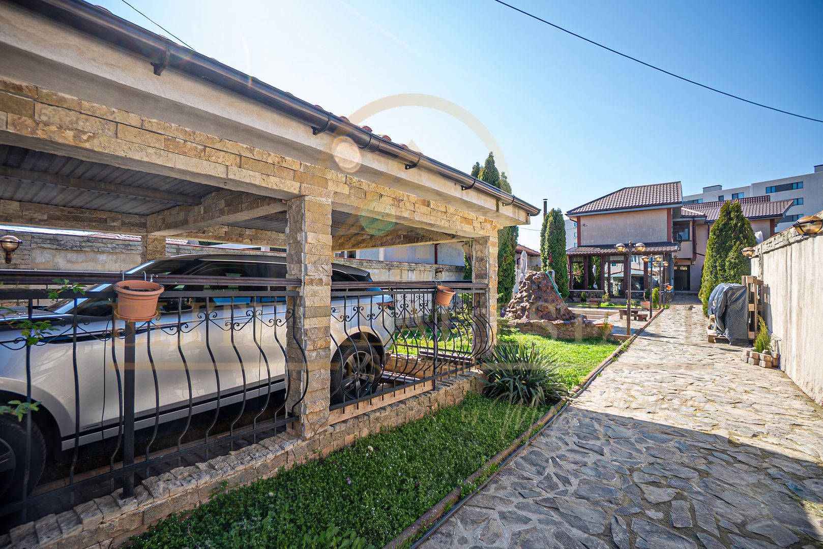Casa De Vanzare in Palazu Mare - Teren de 455 mp cu Piscina si Garaj - Poză 1