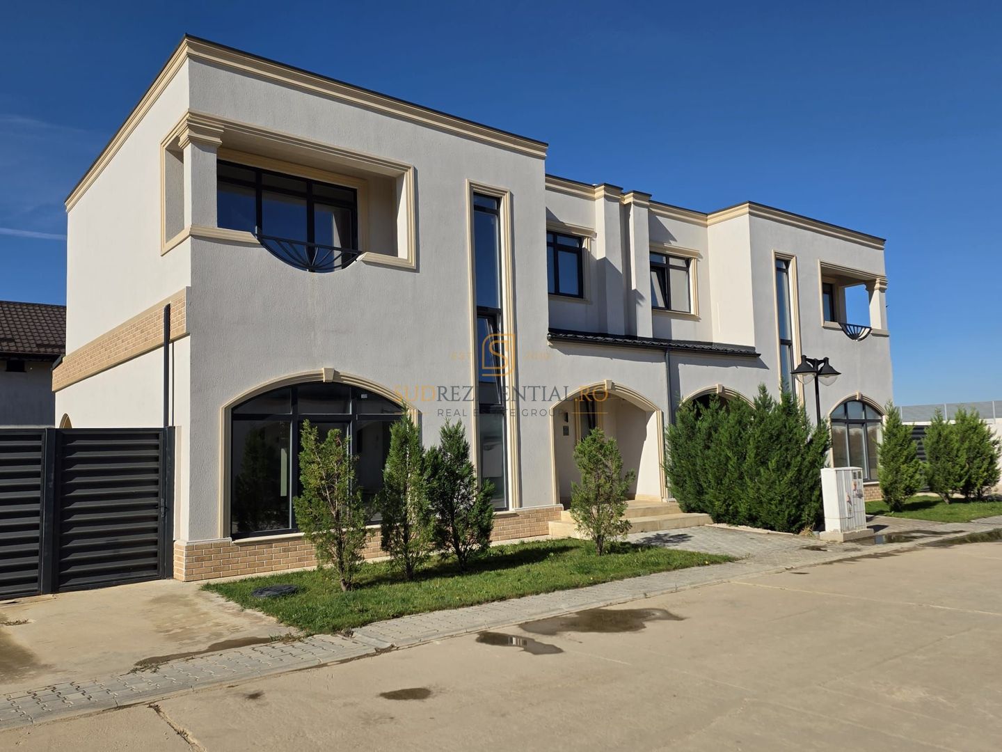 VILĂ MODERNĂ DE VÂNZARE –  POMPA DE CALDURA , PANOURI FOTOVOLTAICE - Poză 9