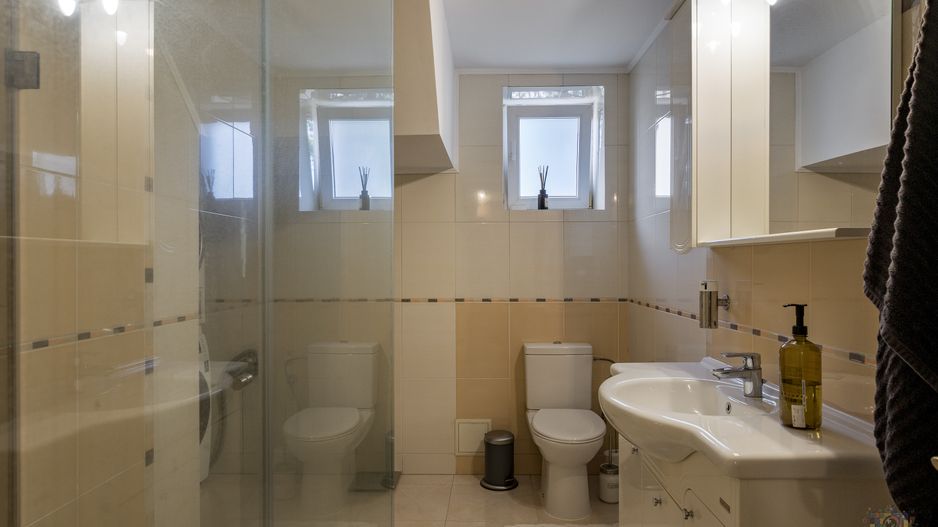 Vilă renovată P+1+M  | Foișor vitrat, grădină și jacuzzi - Poză 32