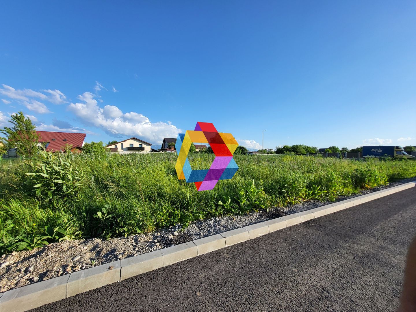 Teren autorizabil rapid cu asfalt și iluminat public - 685 mp - Poză 1