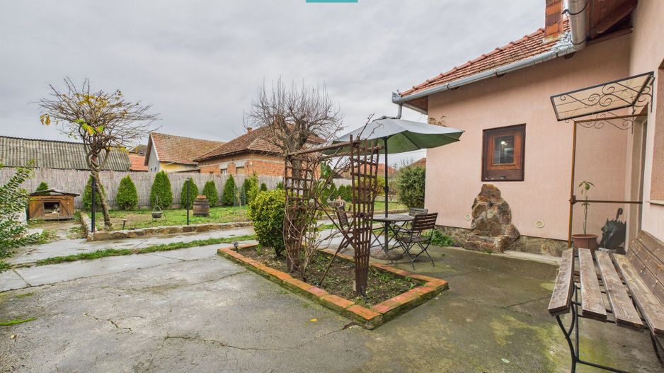 Casă renovată în localitatea Comănești, Arad - Poză 19