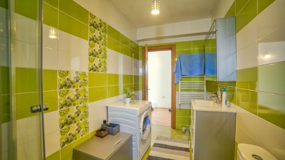 Casa complet mobilata 5 camere 3 bai curte generoasa - Poză 26