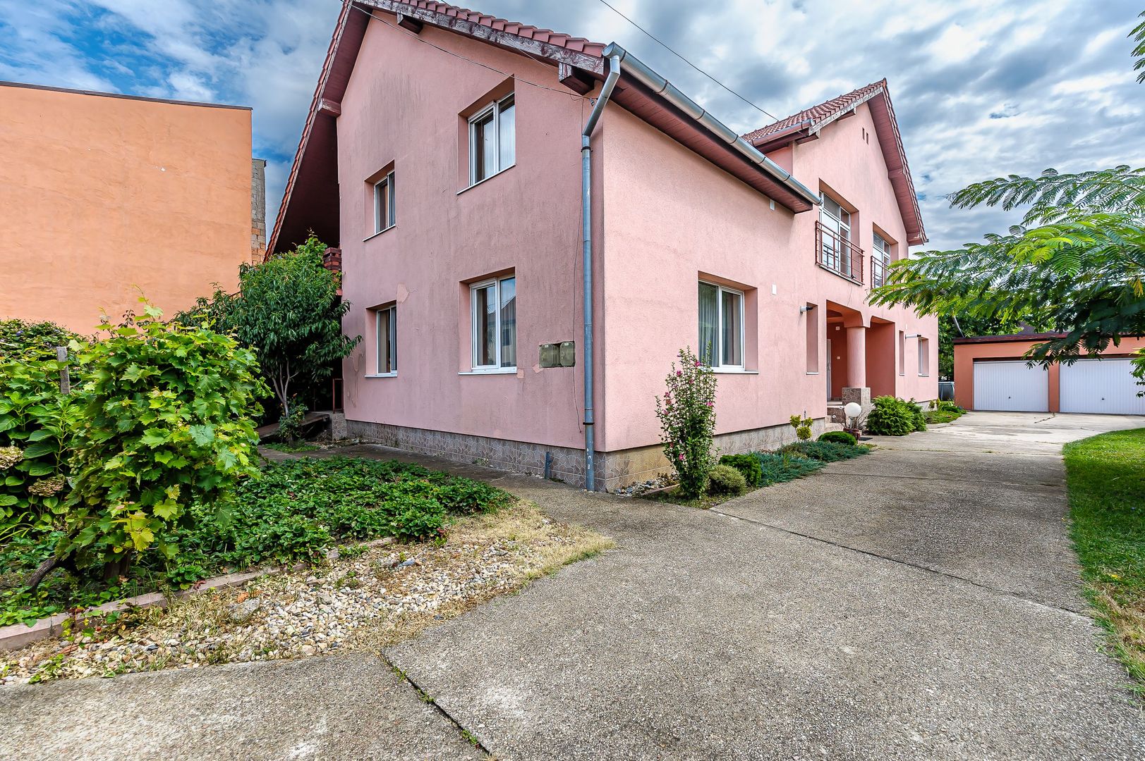 Casă mare cu două apartamente în Bujac - Poză 1