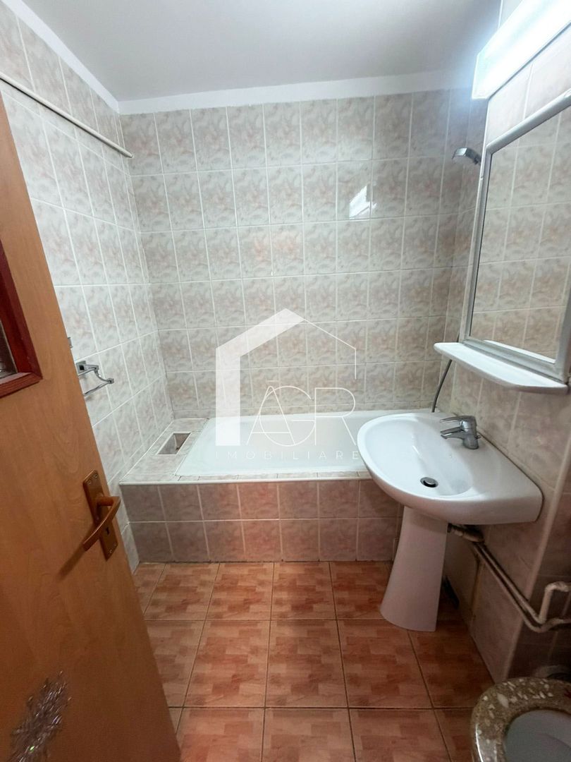 Apartament cu 3 camere, decomandat, zona 9 Mai - Poză 11