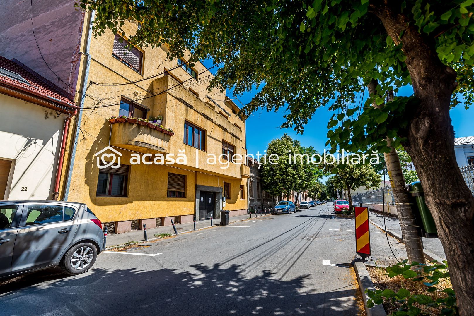 Apartament în centru cu acces auto și garaj propriu - Poză 1