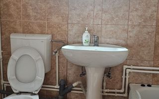 De inchiriat apartament cu 2 camere, etaj 4/4 Piata Centrala, 360 euro - Poză 2