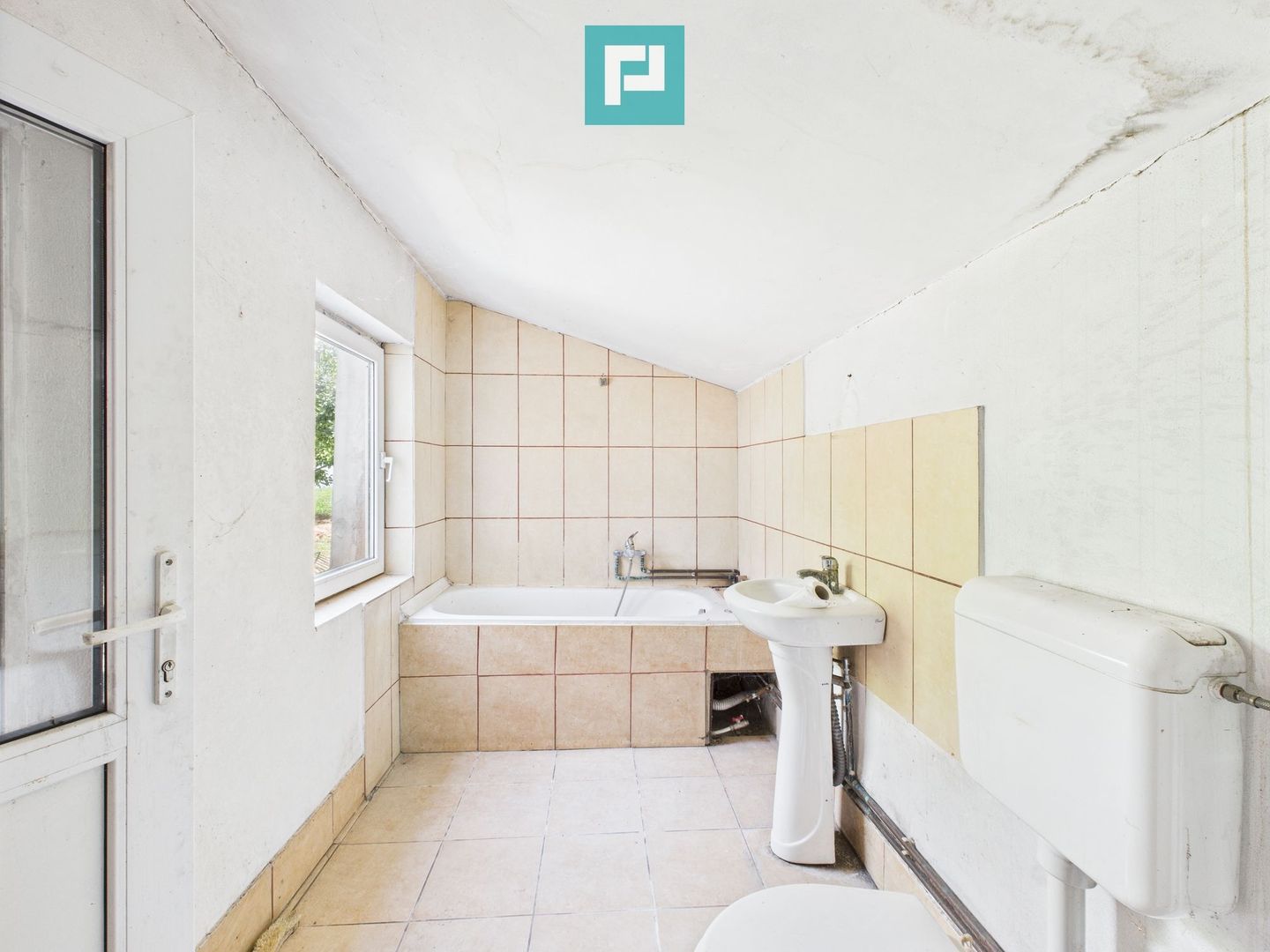 Casă cu teren de 2171 mp, zona centrală Șimand - Poză 8