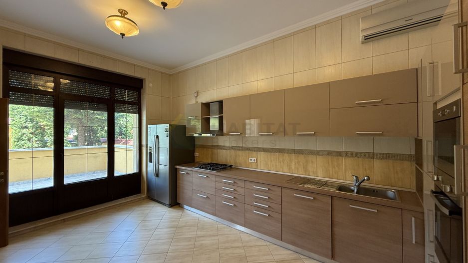 Vila 9 camere cu piscina si teren de 1.000 mp - Poză 4