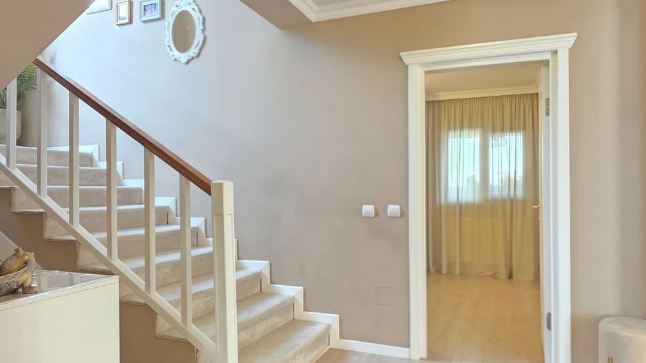Eleganță, lumină, confort într-o locuință care inspiră, o casă care se trăiește! - Poză 7