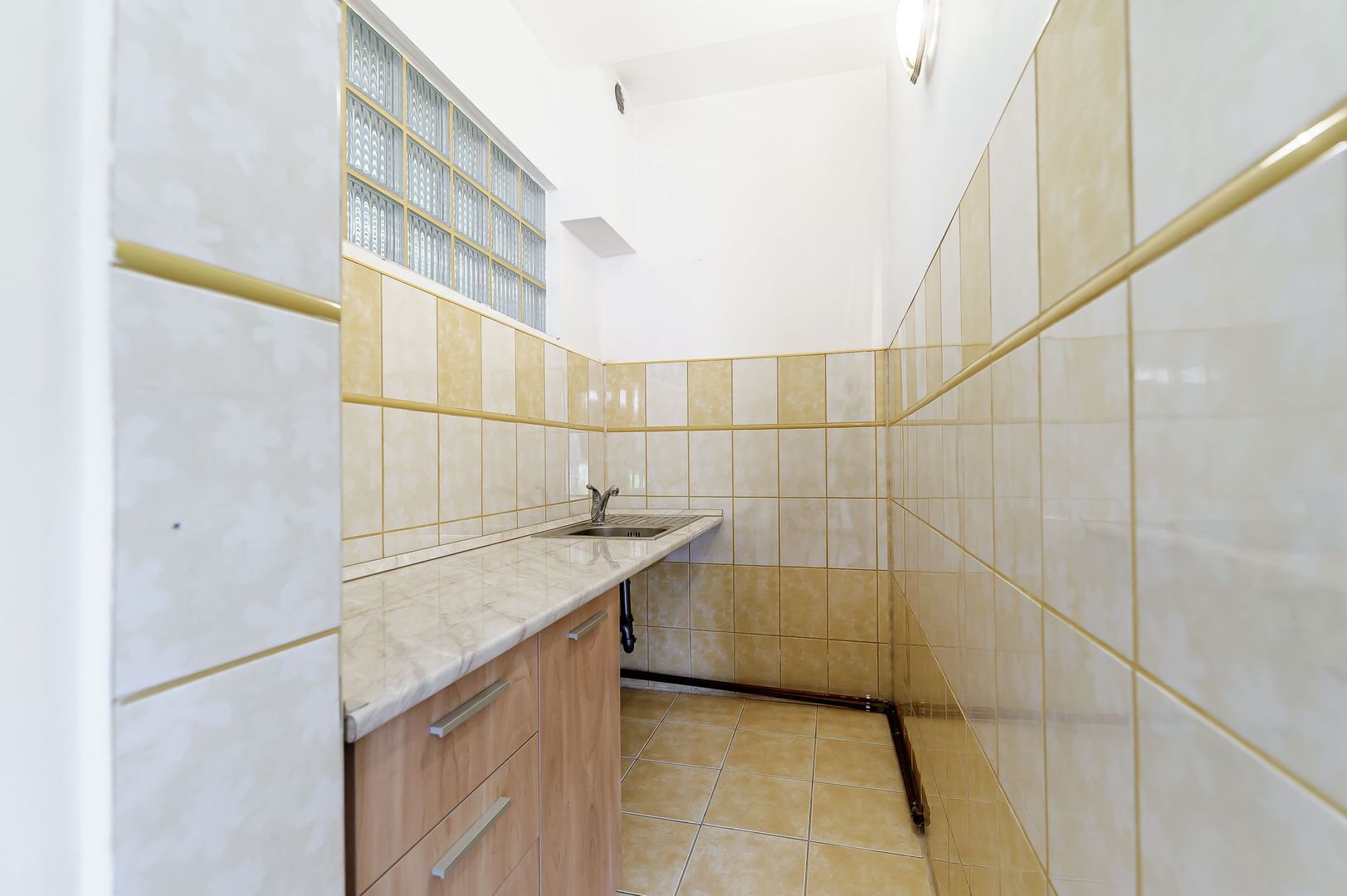 De închiriat apartament cu o cameră și curte interioară - Poză 6