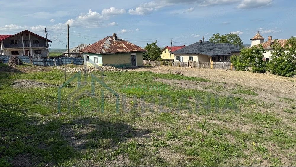 Teren intravilan 2218 mp în Strunga, zonă centrală, cu utilități și deschidere la drum principal - Poză 1
