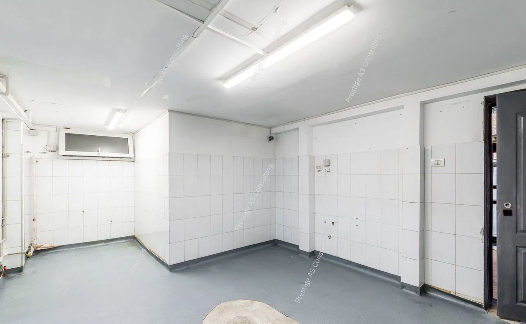 SAD - Spatiu comercial central in Arad - ideal pentru restaurant - Poză 4