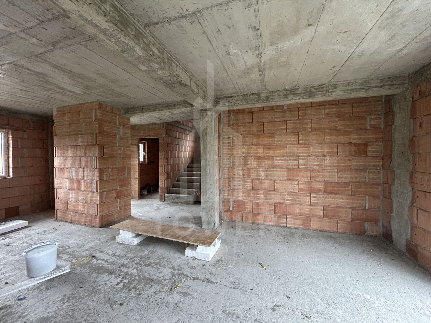 Casă Parter+Etaj– la roșu în interior, la cheie în exterior – Selimbar - Poză 14