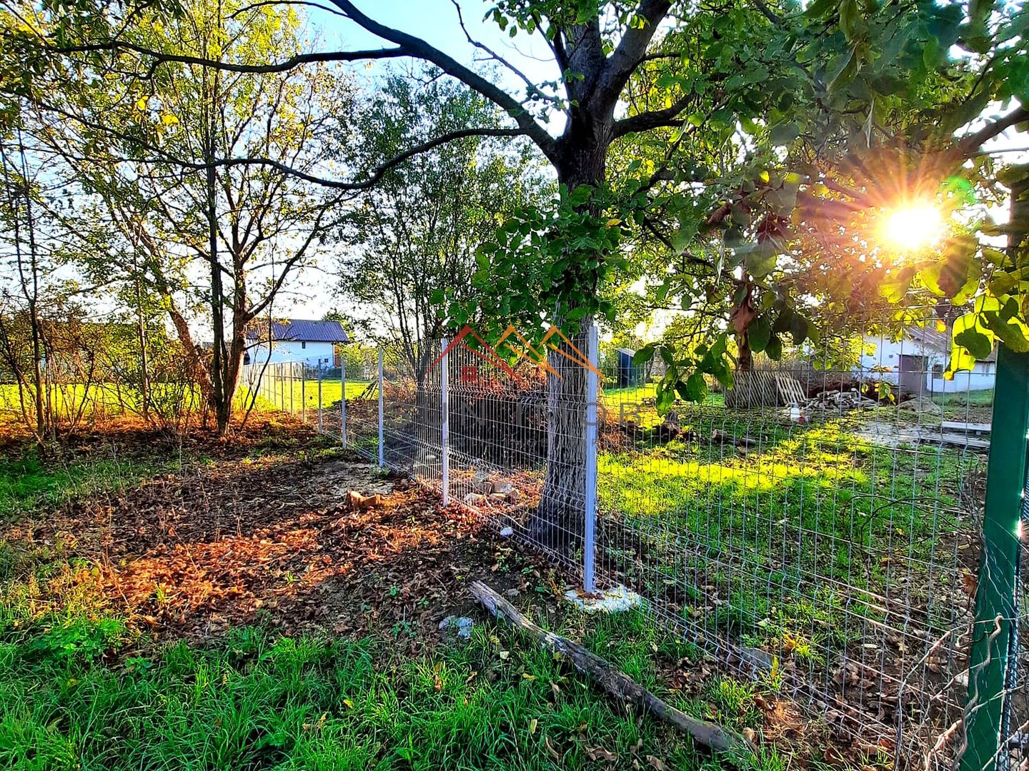 Teren Intravilan, central, perfect plat, 1212 m2, 38 euro m2 - Poză 1