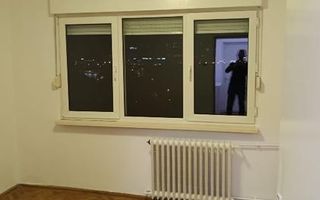 Vând apartament cu 3 camere zona centrala - Poză 1