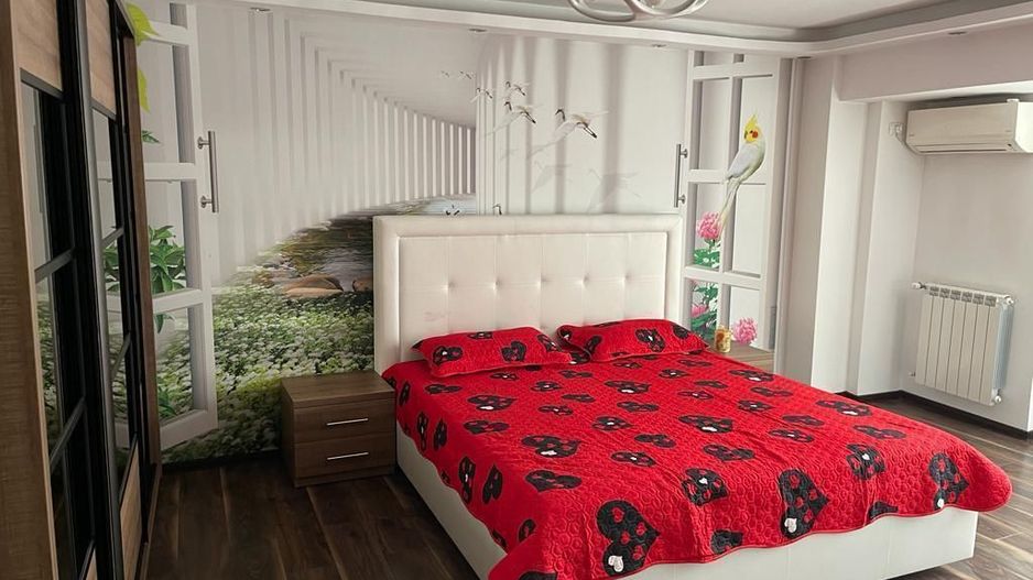 Închiriez apartament 2 camere, Decebal, mobilat, confort lux, parcare - Poză 3