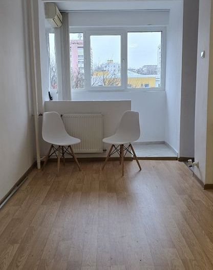 Garsonieră Piata Miniș, etaj 3, mobilată complet, bloc reabilitat - Poză 5