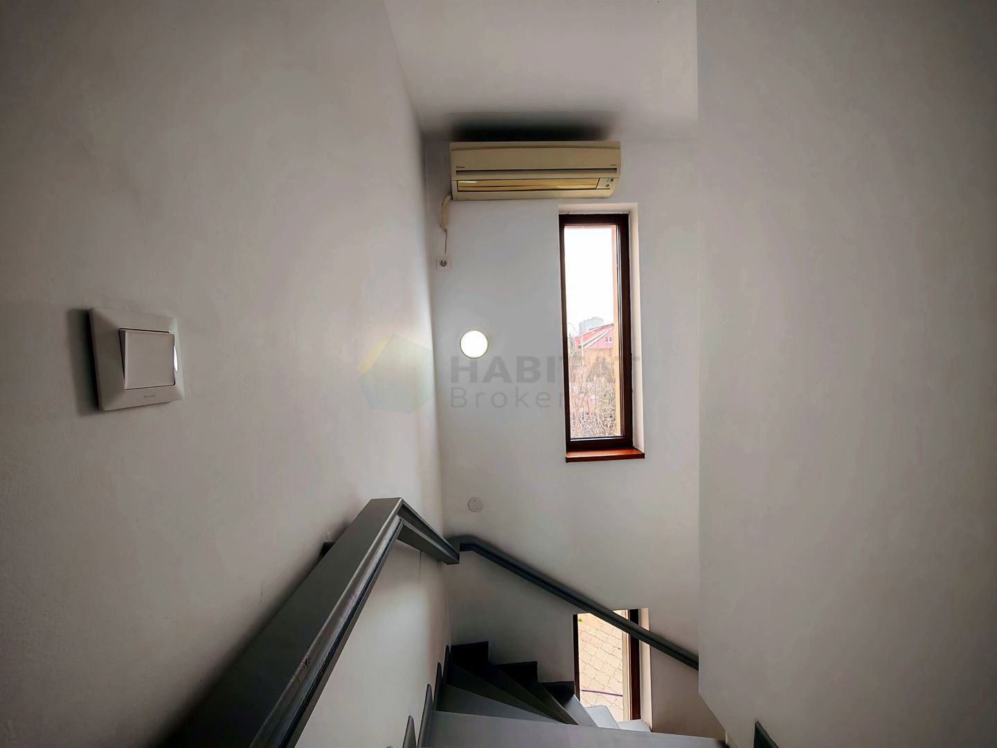 Vilă Individuală cu o curte generoasa zona Aparatorii Patriei - Poză 11