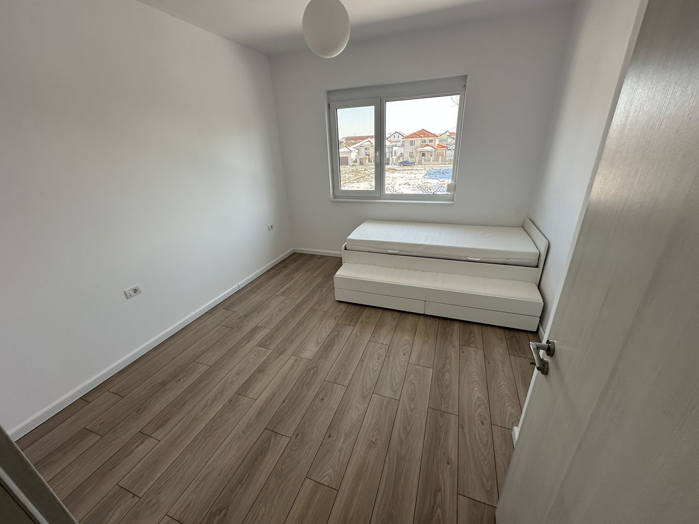 Duplex despărtit  prin garaj zona Ikea - Poză 16
