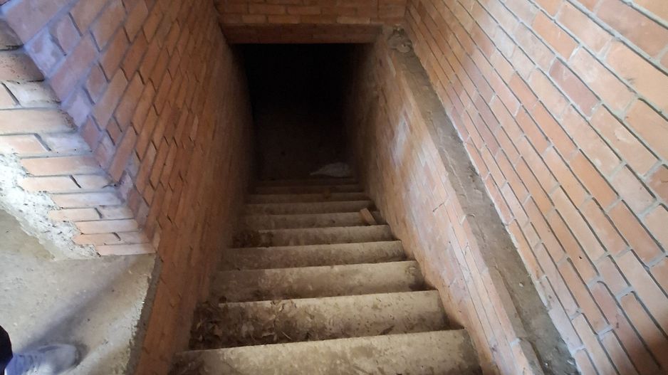 ila cu 6 camere + casă locuibilă pe teren intravilan de 1700 mp, cu vi - Poză 15