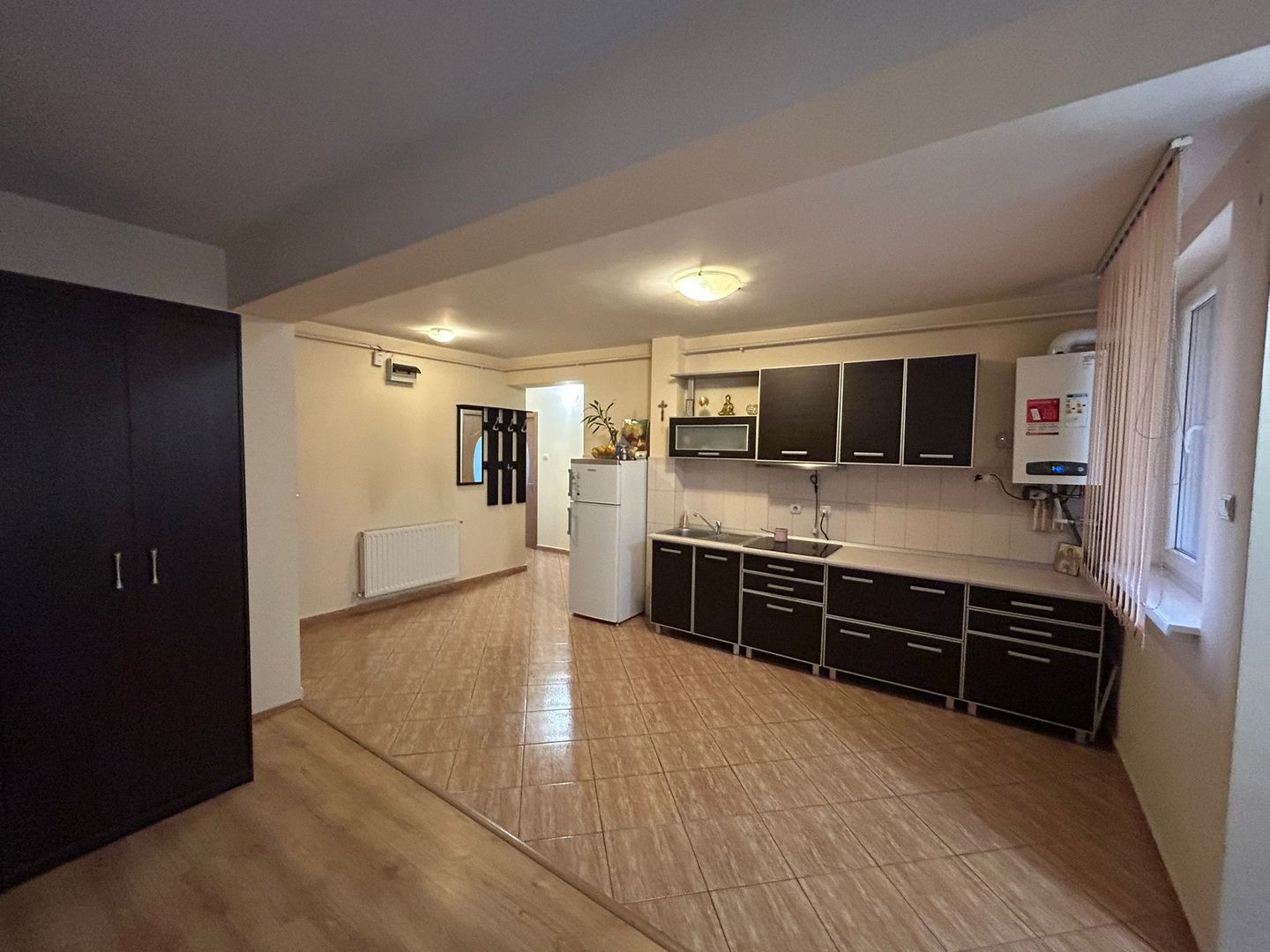 Apartament 3 camere, parter inalt - zona Cetate - Poză 3