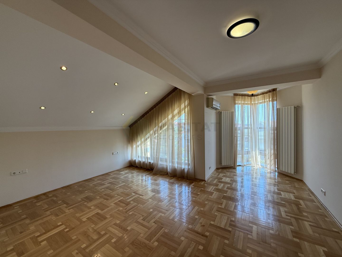 Vila 9 camere cu piscina si teren de 1.000 mp - Poză 27