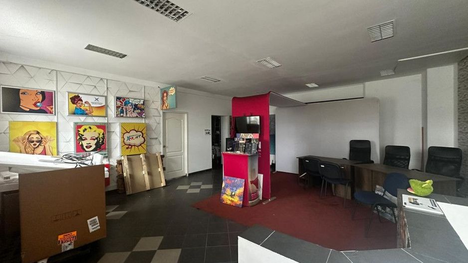 Oportunitate unica!Spatiu comercial parter+demisol, plus apartament la etaj - Poză 1