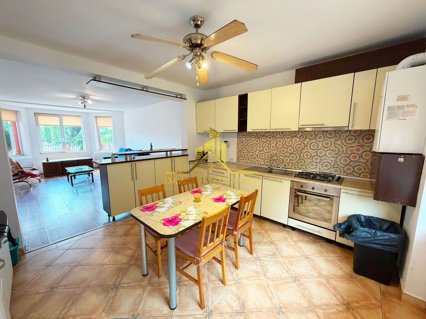 Casa, 4 camere, modern, parcare, curte, balcon, zona Semicentrala - Poză 3