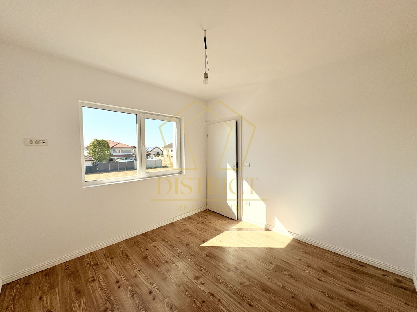 Duplex cu 4 camere, despărțit prin camera tehnica | Mosnita Noua - Poză 8