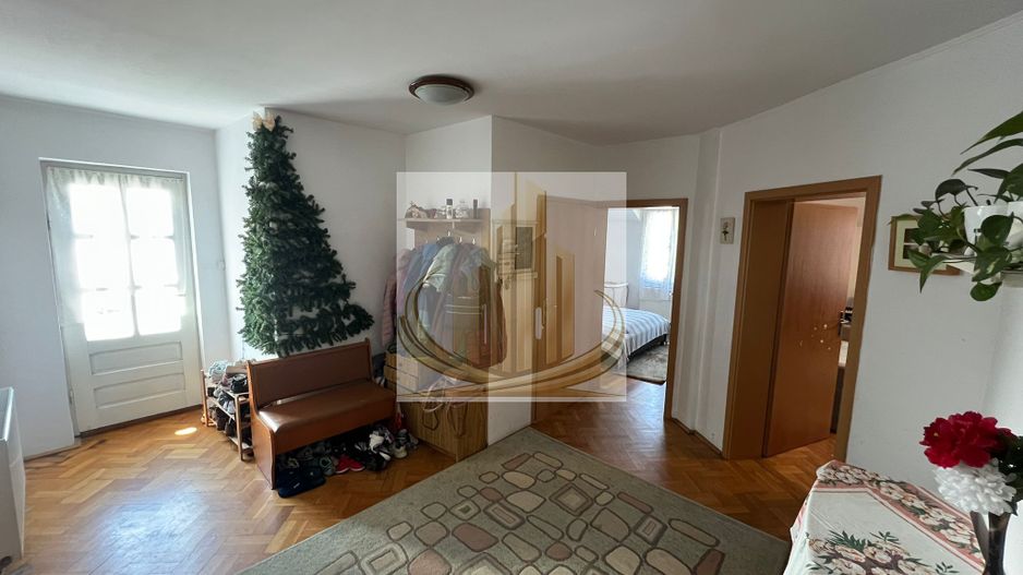 Casă spațioasă cu 2 apartamente, acces din 2 străzi – zona Lipovei - Poză 2