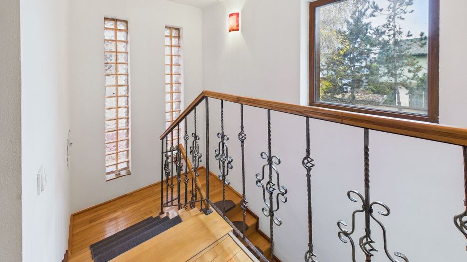 Casă spațioasă în Popești-Leordeni - Poză 17