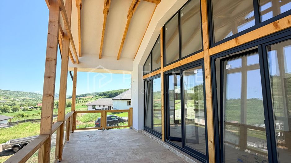 Vilă chalet modern cu perete panoramic de sticlă - Livezeni, Mureș - Poză 5