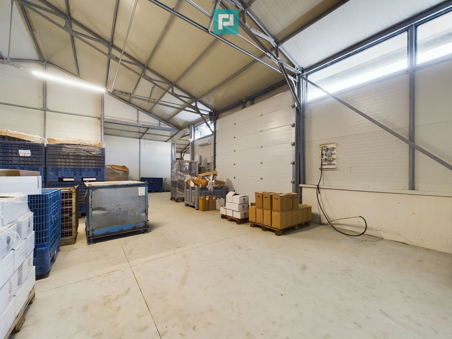 Hală de producție cu spații de birouri - Poză 1