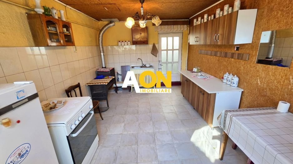 Casa traditionala, 3 camere, la asfalt, 1685 mp teren, Ciugud - Poză 12