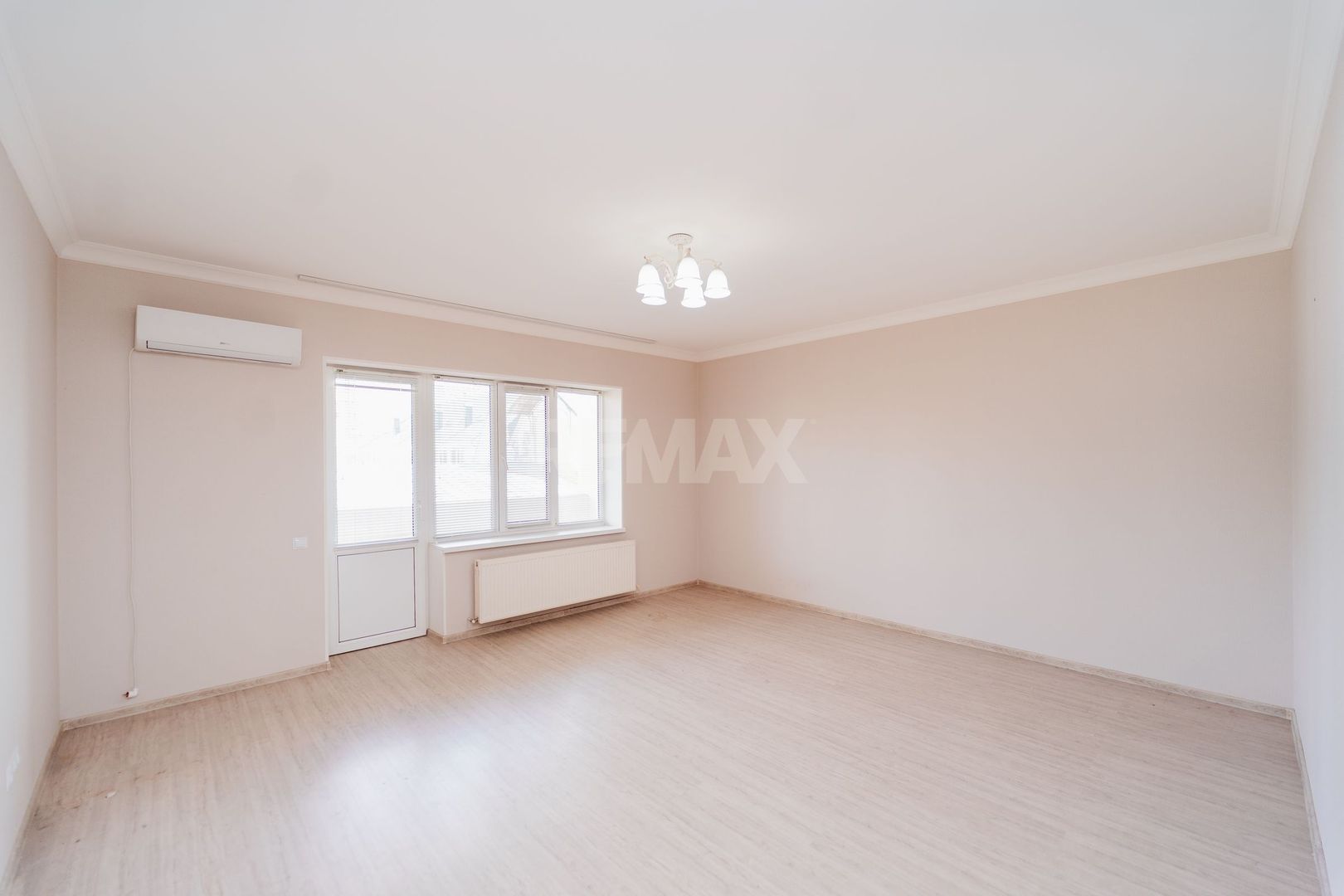 De vinzare Apartament 2 camere si balcon + living cu logie - Poză 2