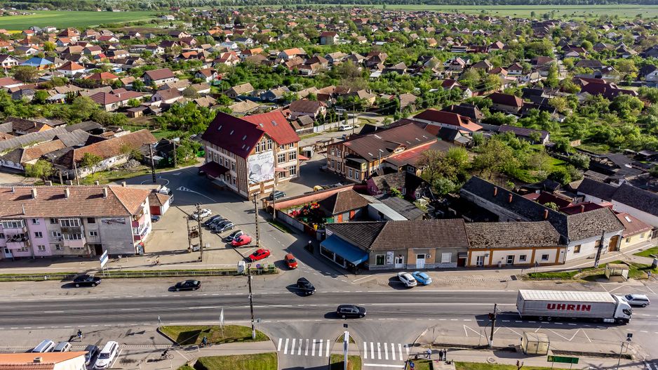 Imobil cu spații comerciale bine poziționat. pe DN în Pecica. - Poză 4