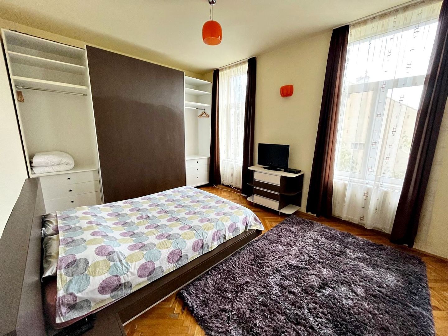 Zona Piața Unirii-Poarta Schei apartament spațios, mobilat complet - Poză 7