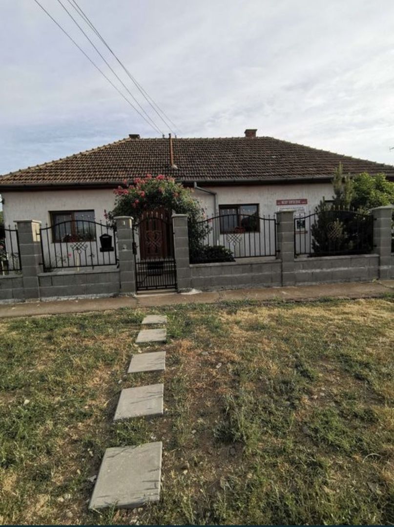 De vanzare casa 5 camere Carei - Poză 1
