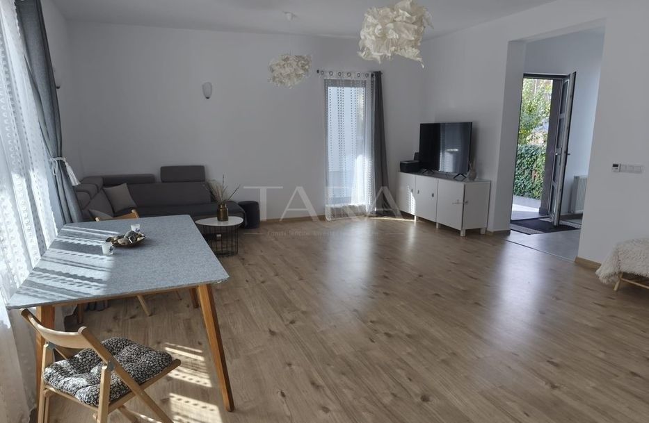 Casă spațioasă, renovată complet, într-o zonă liniștită - Poză 2