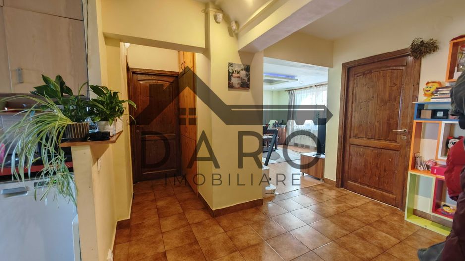 Vand apartament 3 camere - Poză 1