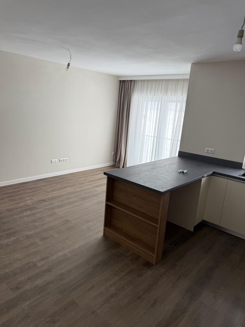 Apartament cu 3 camere,balcon, complet mobilat si utilat - Poză 3