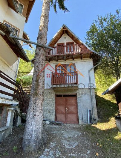 Vila de vanzare, teren 3100 mp, 7 camere, 6 grupuri sanitare, 3 CT, an 1997 - Poză 61